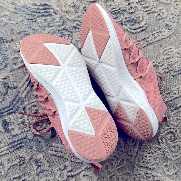 Size 8 Puma Soft Foam Pink - Like New - Picture 3 of 3